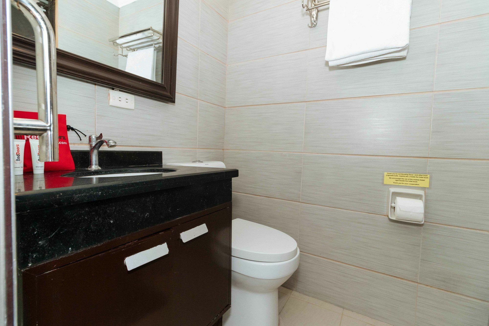 เรดดอร์ซ พลัส แอท โพรเจ็ก 6 เกซอนซิตี้ Hotel ภายนอก รูปภาพ